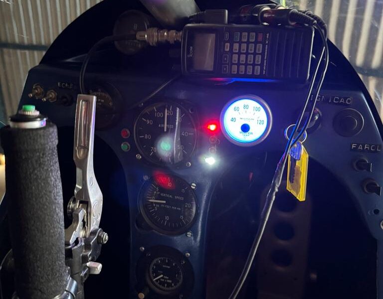 (VENDIDO) FOX V4 - ROTAX 582 ( Flap elétrico, freio a disco, rádio)